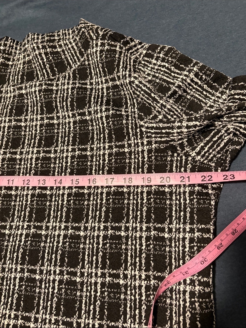 Investments Black and White Plaid Knit Tunic - Picture 5 of 6